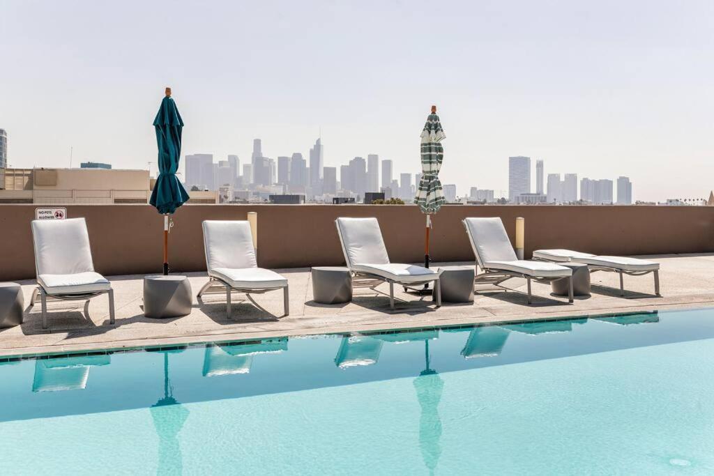 Lovely Upscale High Rise Private Parking & Pool Apartment Los Angeles Exterior photo