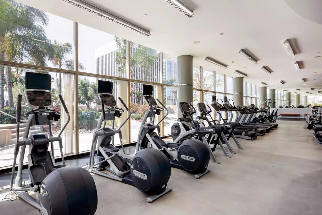 Lovely Upscale High Rise Private Parking & Pool Apartment Los Angeles Exterior photo