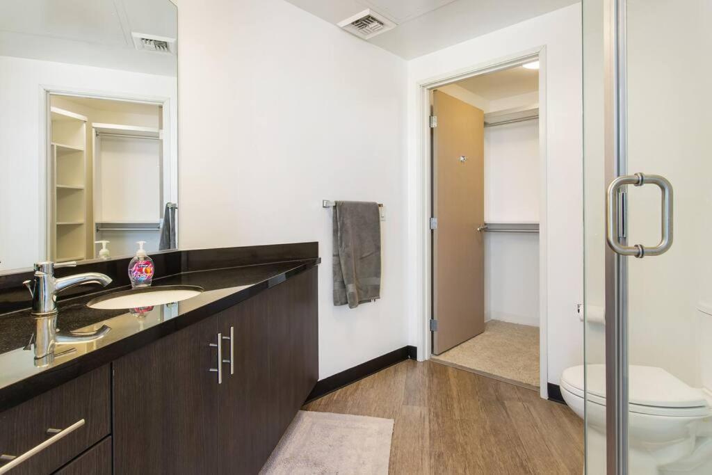Lovely Upscale High Rise Private Parking & Pool Apartment Los Angeles Exterior photo