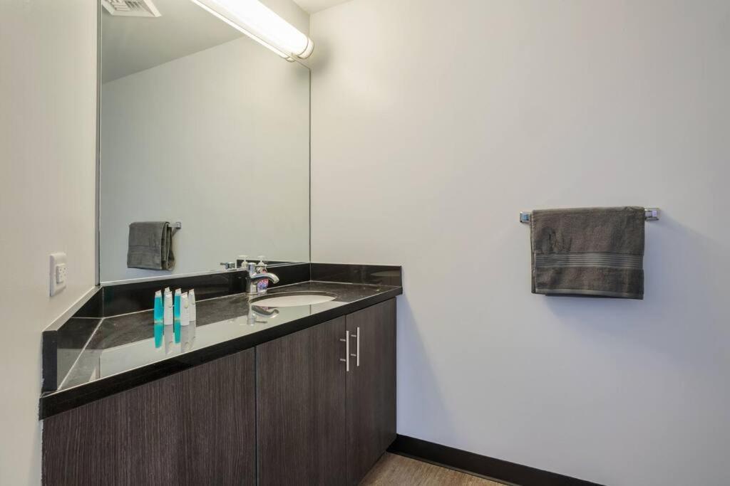 Lovely Upscale High Rise Private Parking & Pool Apartment Los Angeles Exterior photo