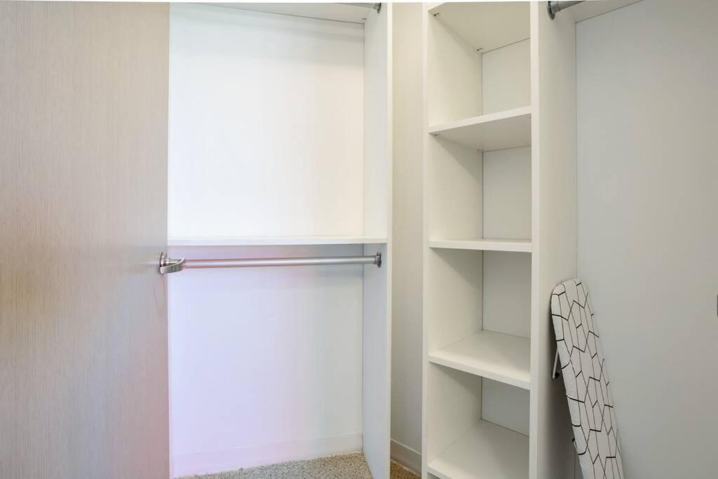 Lovely Upscale High Rise Private Parking & Pool Apartment Los Angeles Exterior photo