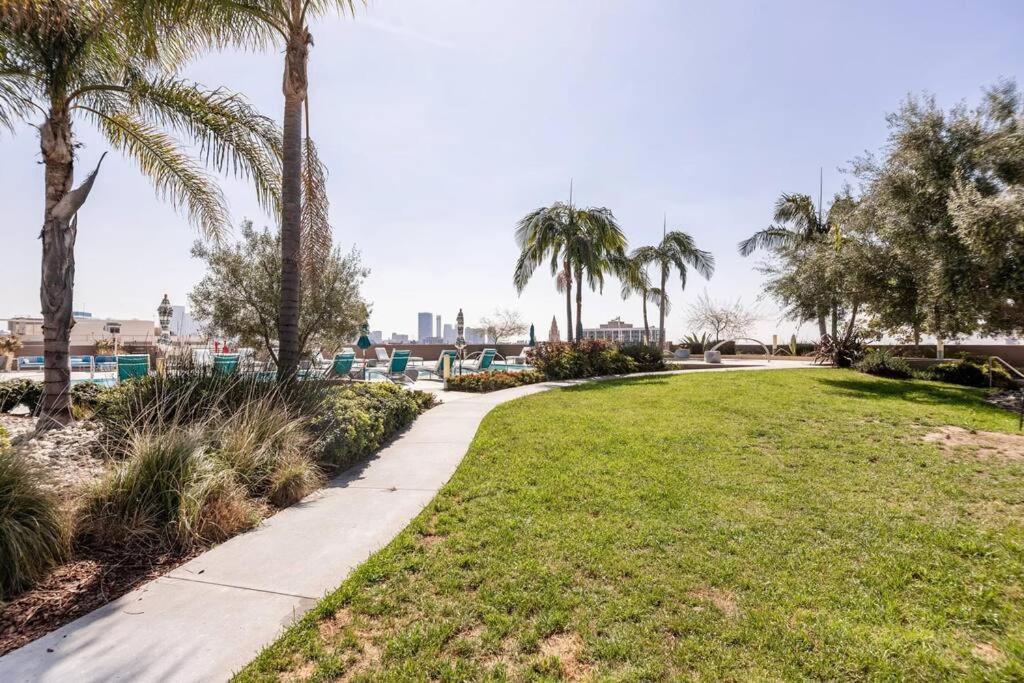 Lovely Upscale High Rise Private Parking & Pool Apartment Los Angeles Exterior photo