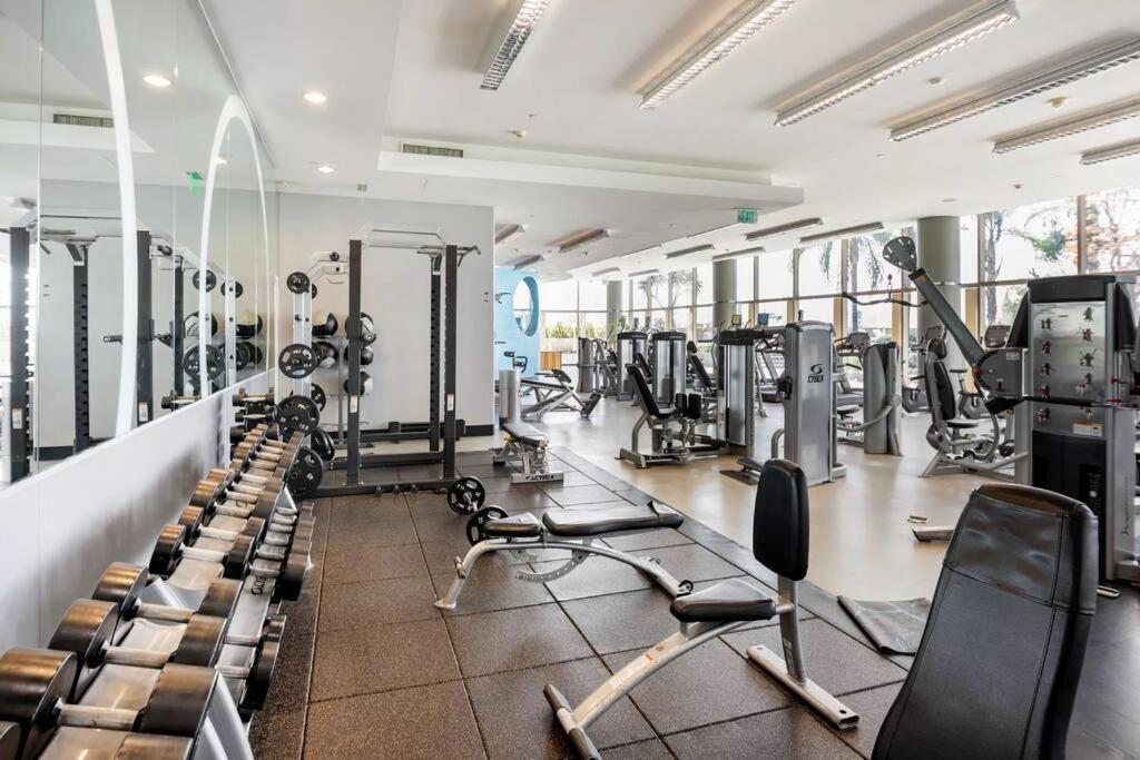 Lovely Upscale High Rise Private Parking & Pool Apartment Los Angeles Exterior photo
