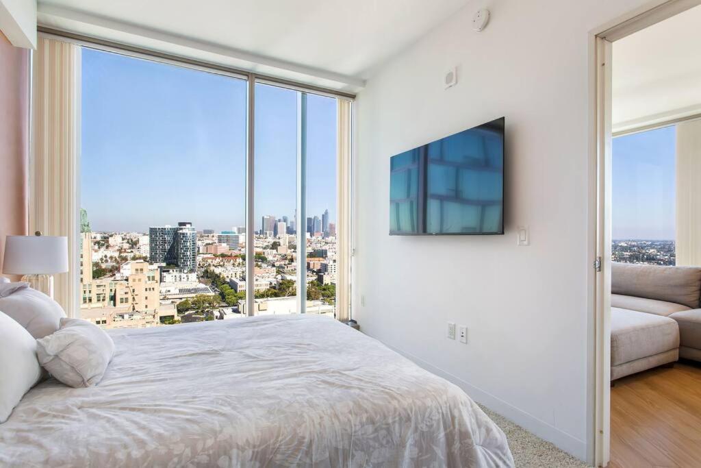 Lovely Upscale High Rise Private Parking & Pool Apartment Los Angeles Exterior photo