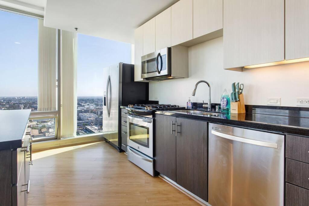 Lovely Upscale High Rise Private Parking & Pool Apartment Los Angeles Exterior photo