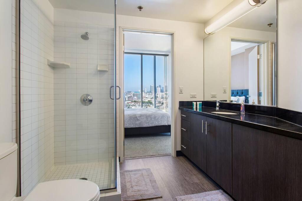 Lovely Upscale High Rise Private Parking & Pool Apartment Los Angeles Exterior photo