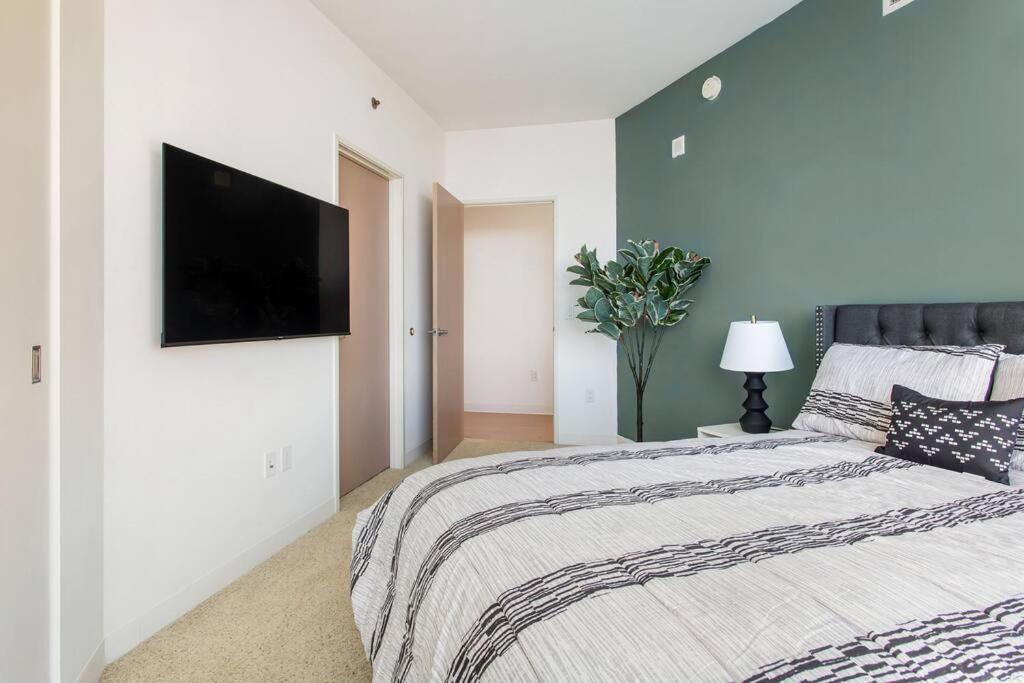 Lovely Upscale High Rise Private Parking & Pool Apartment Los Angeles Exterior photo