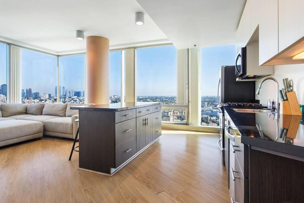 Lovely Upscale High Rise Private Parking & Pool Apartment Los Angeles Exterior photo