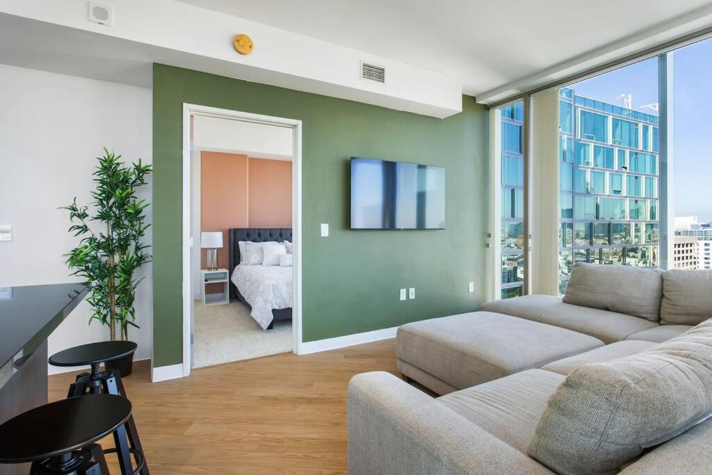 Lovely Upscale High Rise Private Parking & Pool Apartment Los Angeles Exterior photo